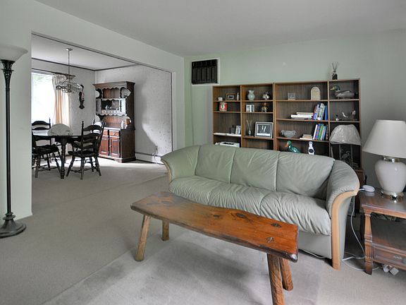 5th image of 100 Dahlia Dr