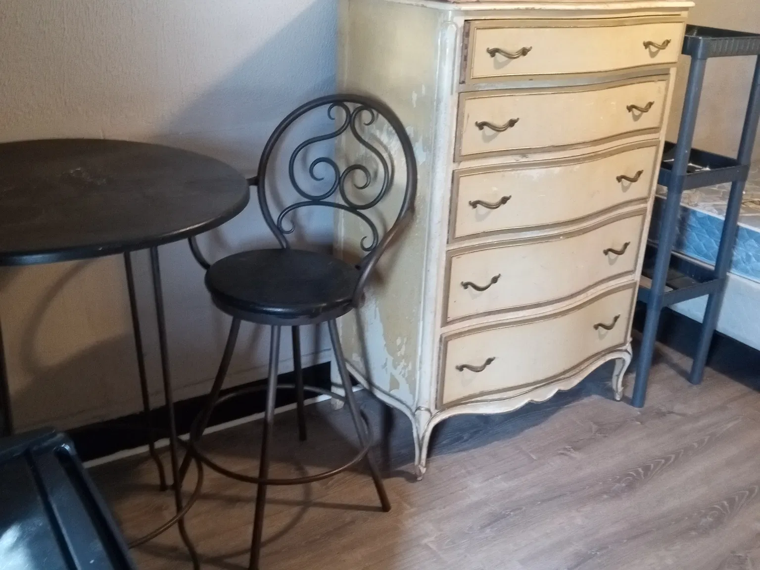 1 bed, 1880 sqft, $600 — Photo 1