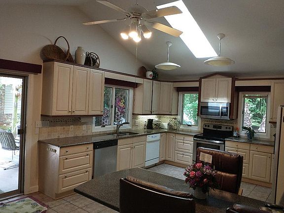 4th image of 182 Deerwood Ln