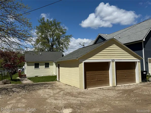 11476 Patterson Lake Dr, Pinckney, MI 48169