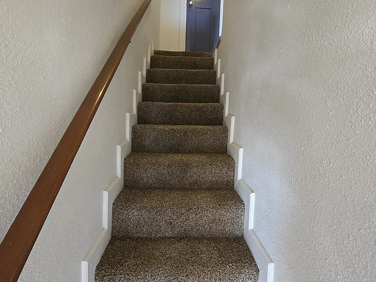 1805 N Valley Dr — Photo 3
