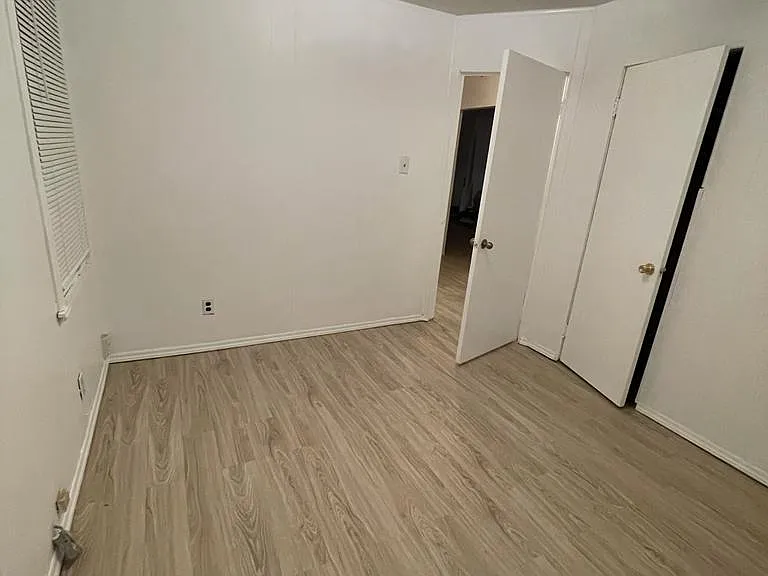 27050 Drakefield Ave — Photo 8