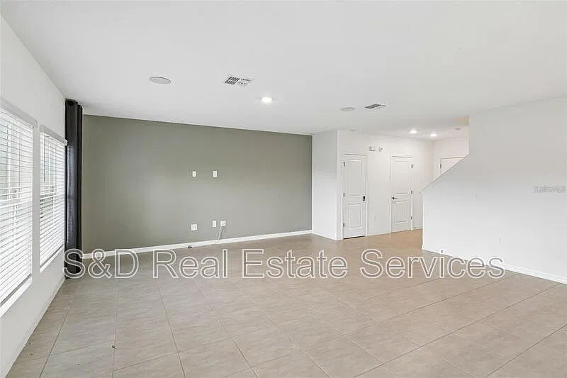 3 bed, 2.0 bath, 1850 sqft, $1,960 — Photo 2