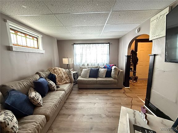 4th image of 121 Crowley Ave