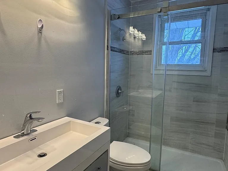 1467 Oxford St — Photo 11