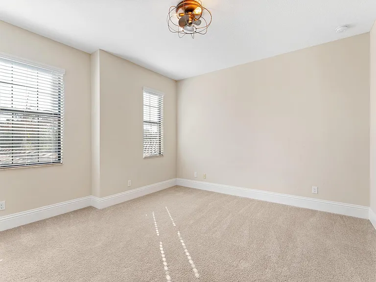 259 SE Calmo Cir — Photo 35