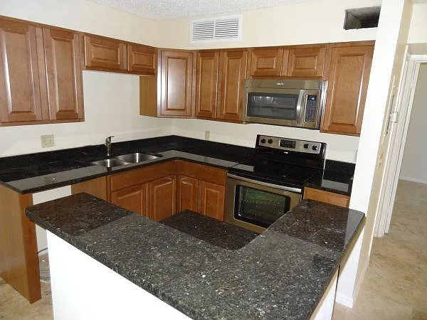 2 bed, 867 sqft, $1,545 — Photo 2