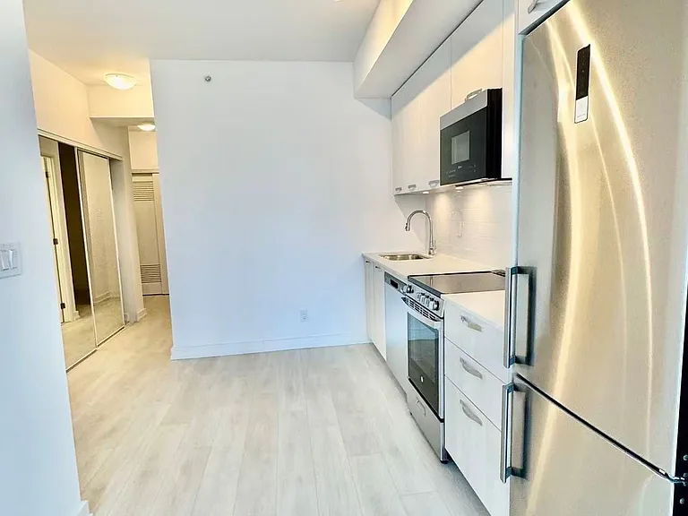75 James St S #901 — Photo 4