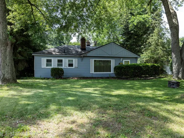 165 Wabasso St, Wolverine Lake, MI 48390