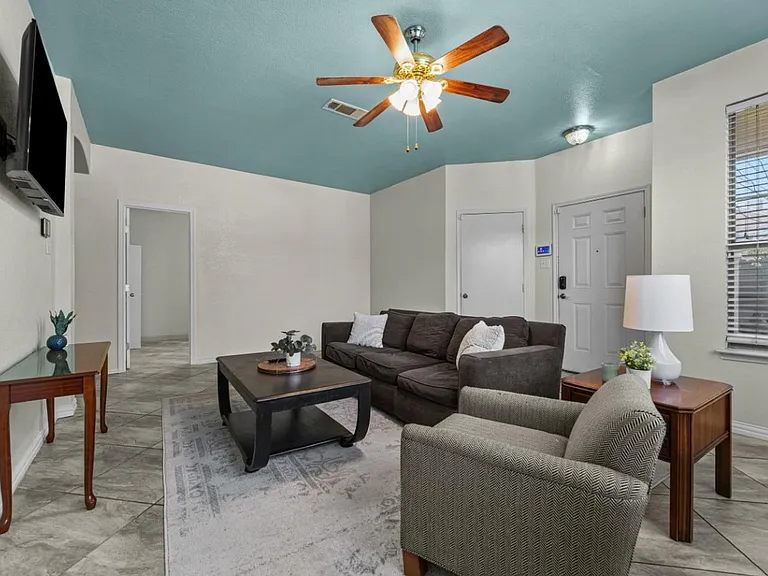 8101 Southern Pine Way — Photo 4