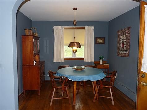 dining room w hardwood floors