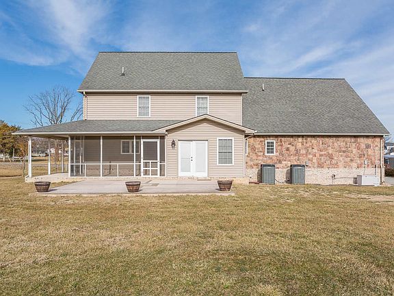 4th image of 440 Surrey Pl