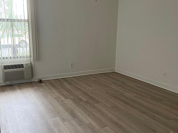 5th image of 4949 Tyrone Ave #5A