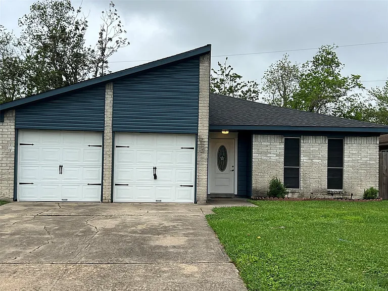 1822 Eagle Dr — Photo 1