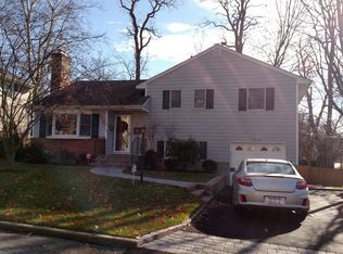 2 Hill Ct, Glen Head, NY 11545