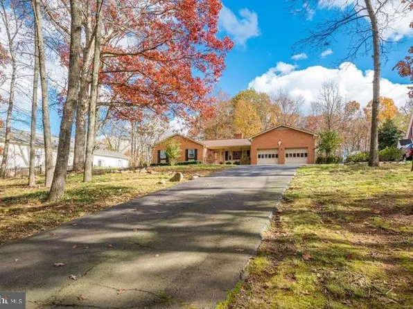 8515 Thomas Dr, Manassas, VA 20110