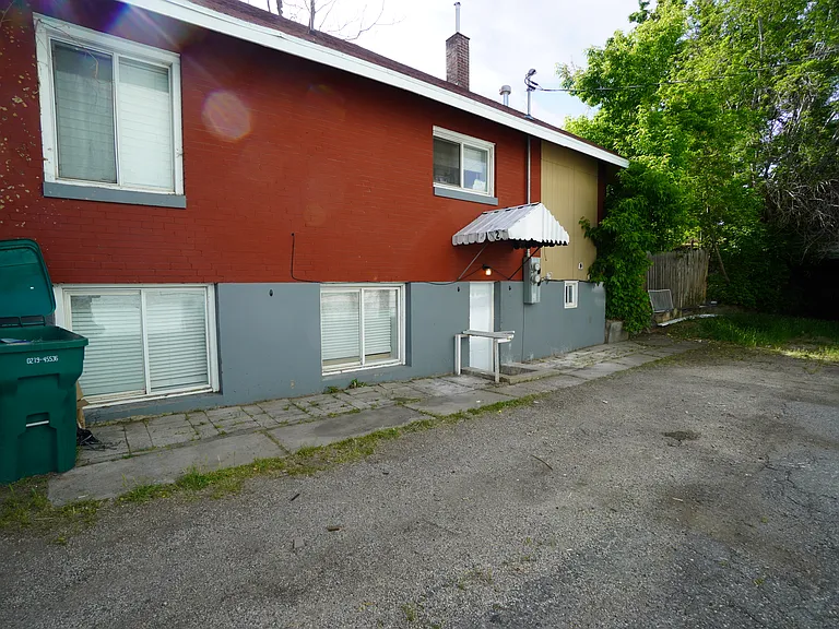 3 bed, 1.0 bath, 1212 sqft, $1,150 — Photo 2