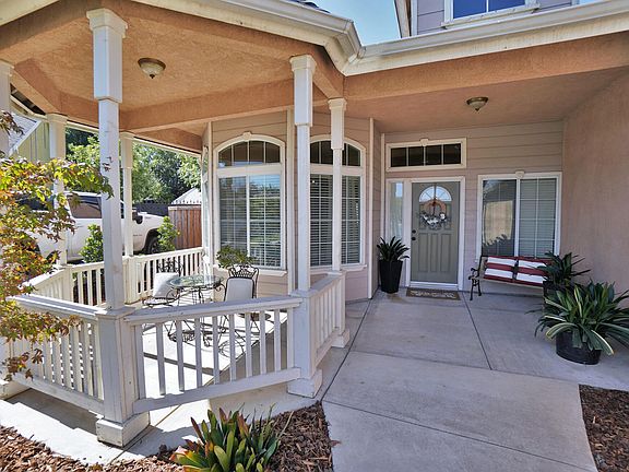 4th image of 1059 W Julia Way
