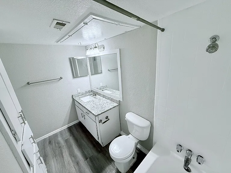 B1 - 2BD, 1BA - 894SF - Bathroom
