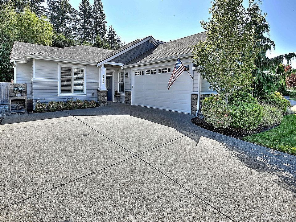 Light and bright 3 bedroom and 1.75 bath home located in The Boulders.