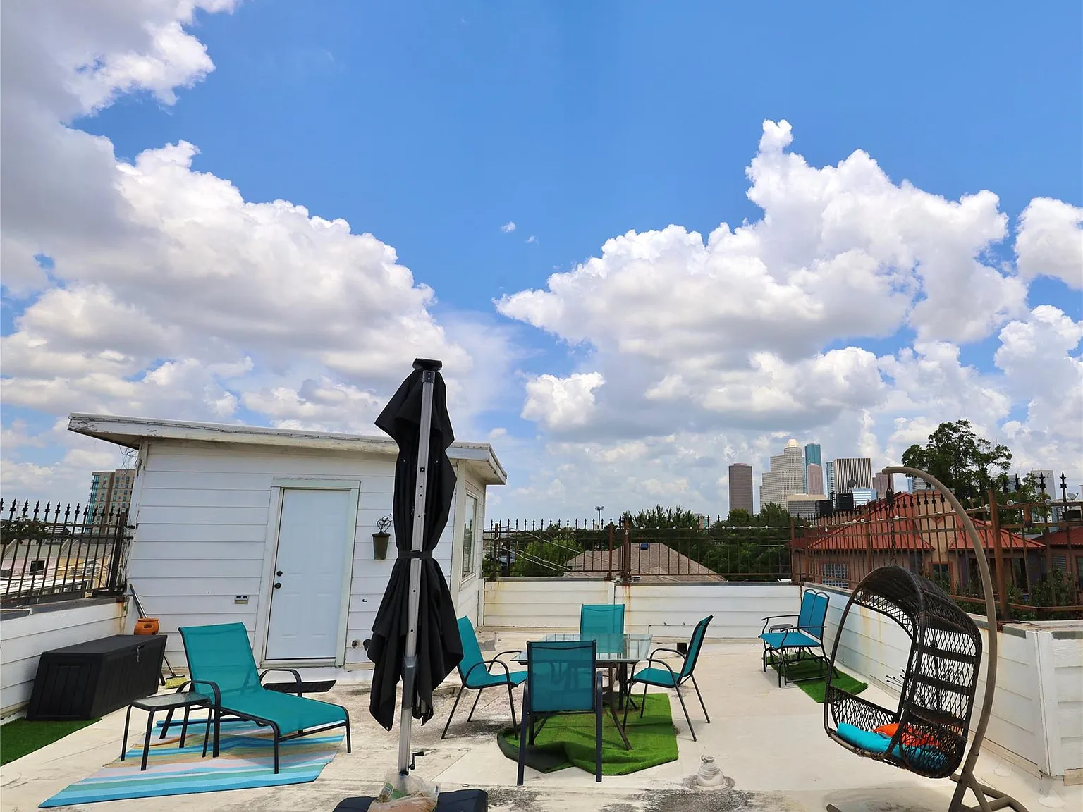 2 bed, 2.5 bath, 1800 sqft, $2,300 — Photo 2