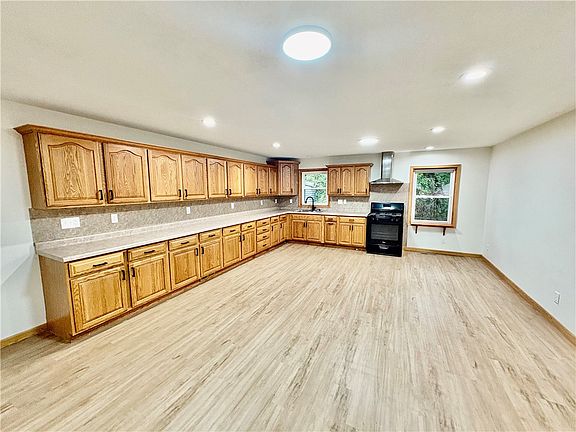 4th image of 250 N Broadway St