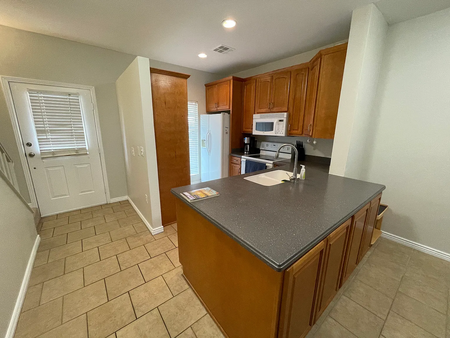 2 bed, 1.5 bath, 1056 sqft, $1,400 — Photo 1