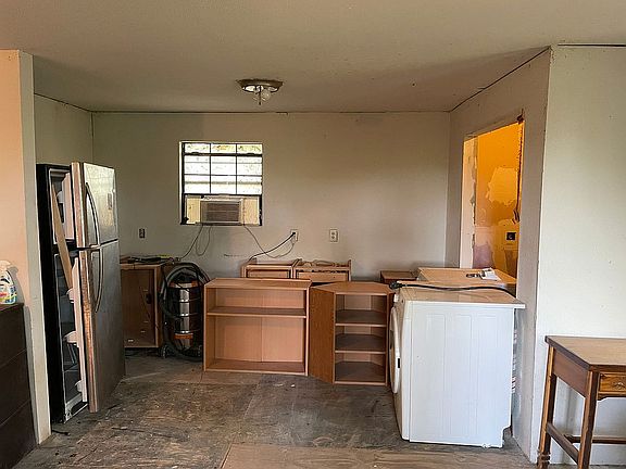 5th image of 173 Horseshoe Lake Dr W