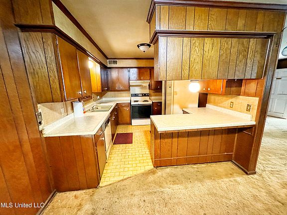5th image of 375 Florence Ave