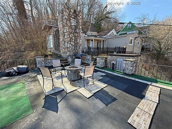 4th image of 1201 Maccorkle Ave SE