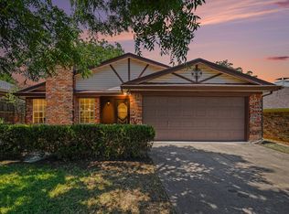 17 Oakmont Ct, Pantego, TX 76013