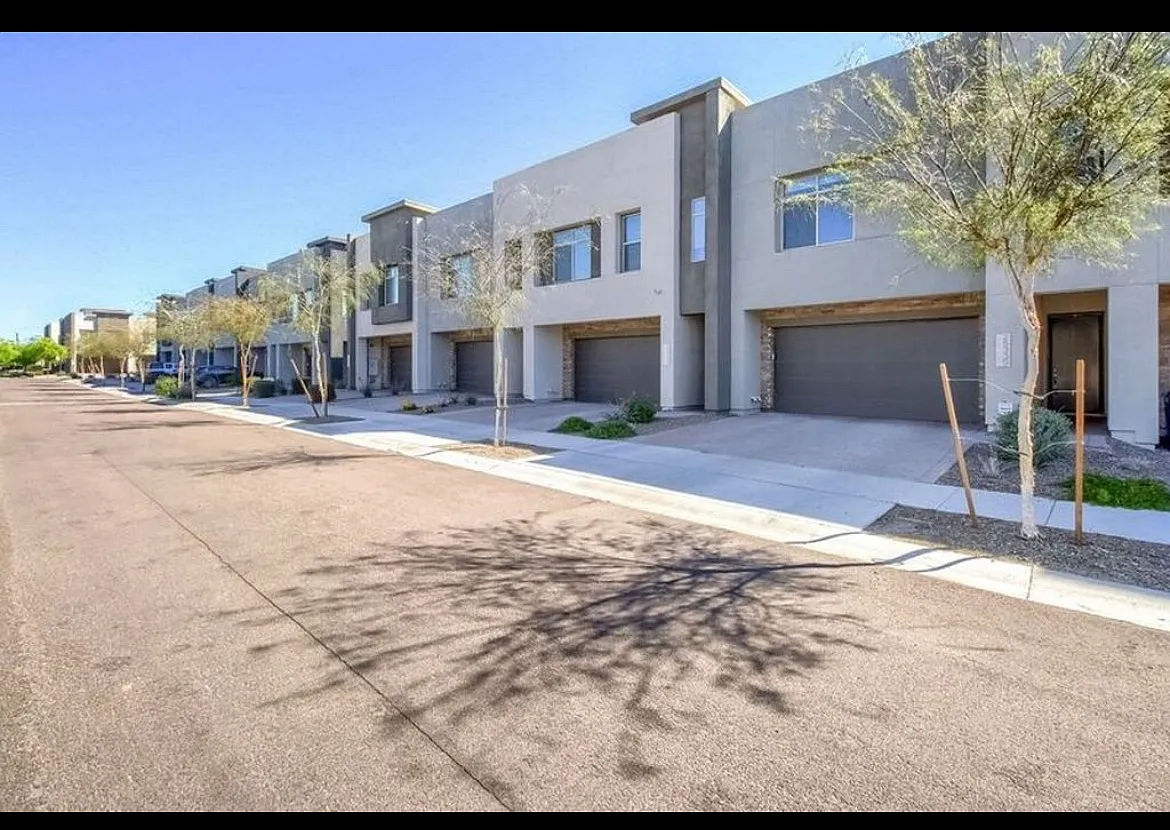 3 bed, 2.5 bath, 2354 sqft, $2,900 — Photo 1