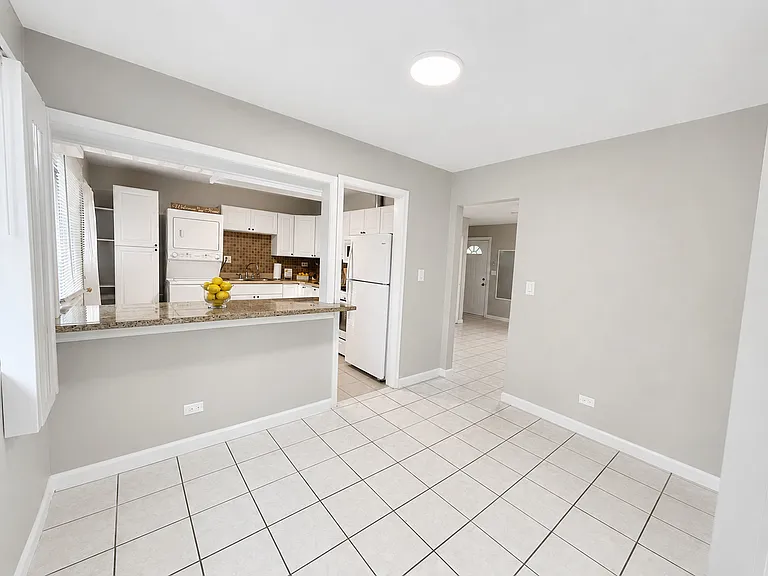 6847 Hawthorne Ln — Photo 9