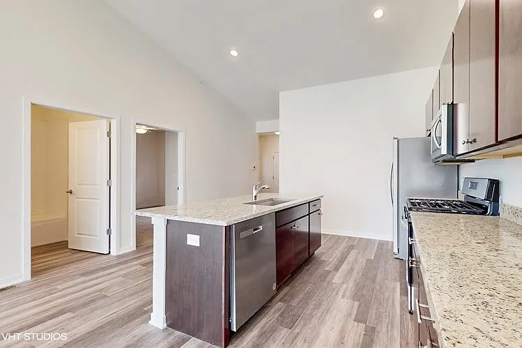 3 bed, 2.5 bath, 2400 sqft, $3,400 — Photo 2
