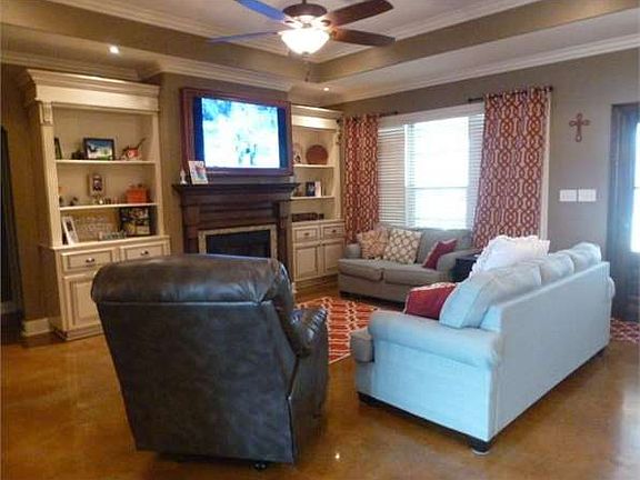 3rd image of 850 Amber Cir