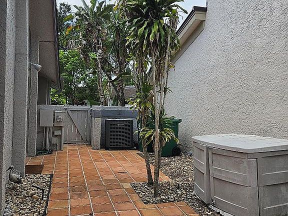 4th image of 8421 SW 39th Ct