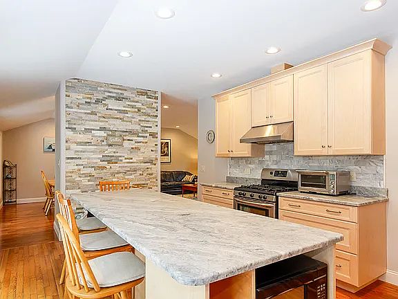 5th image of 16 Thistle Dr