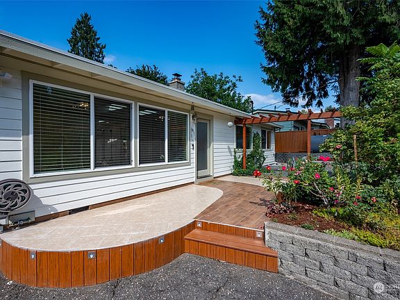4th image of 20201 24th Avenue NE