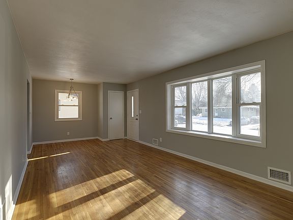 4th image of 6048 Woodbine Ave