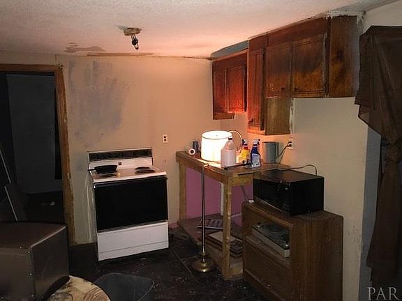 3rd image of 692 Alfonso St