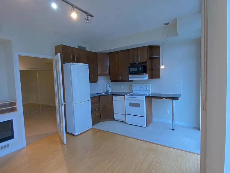 3504 Hurontario St #3107 — Photo 8