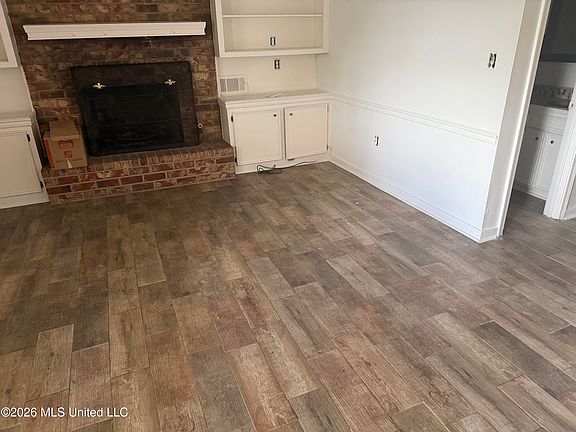 2nd image of 823 N Woodbury Rd