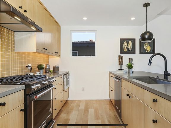 3rd image of 5085 Highland View Ave