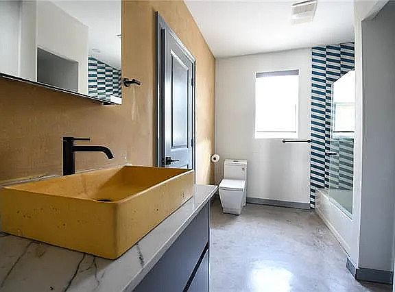 5th image of 3402 Octavia St #1