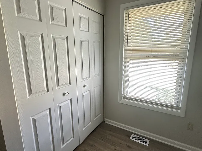 2443 Sullivan Ct — Photo 3