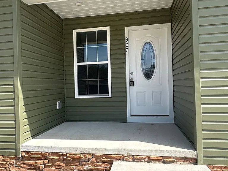 307 W Coffee St — Photo 2