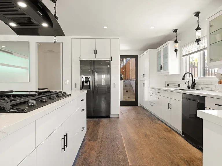 654 W Sycamore Ave — Photo 7