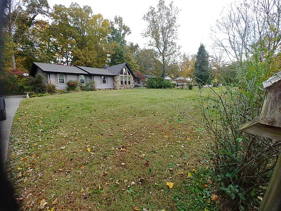 3rd image of 3915 Glen Oaks Dr