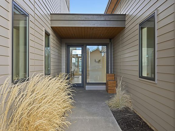 2nd image of 19170 Gateway Loop