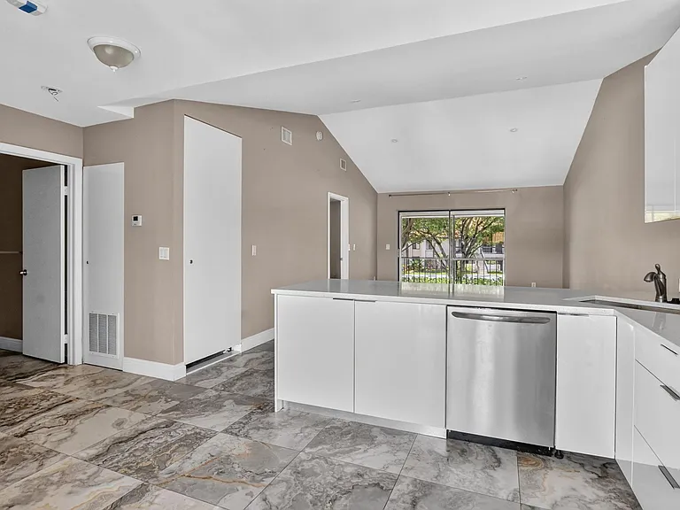 301 Club Cir #208 — Photo 10